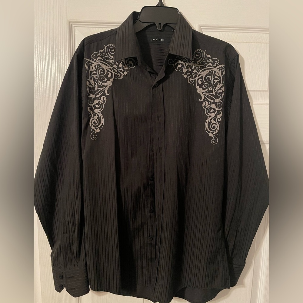 Level ten Men’s Dress Shirt. Size Medium.